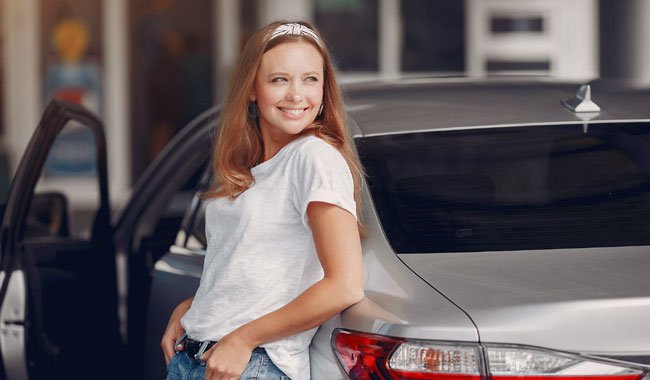 femme devant sa voiture