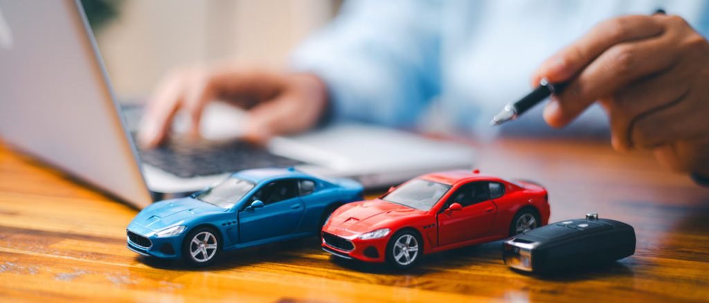 deux voiture en jouets