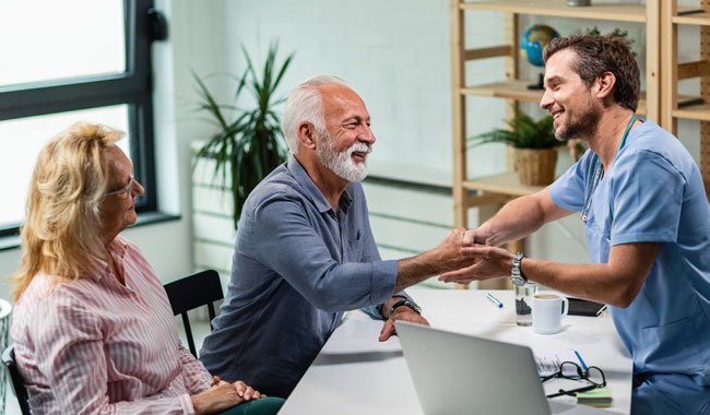 couple de senior chez le medecin