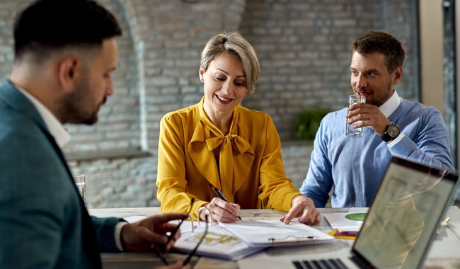 couple chez l'assureur