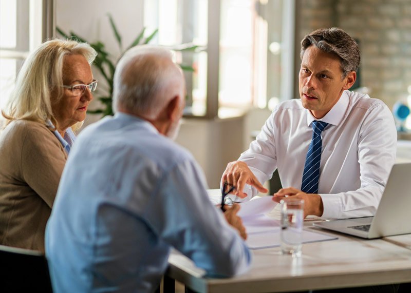 couple de senior chez l'assureur