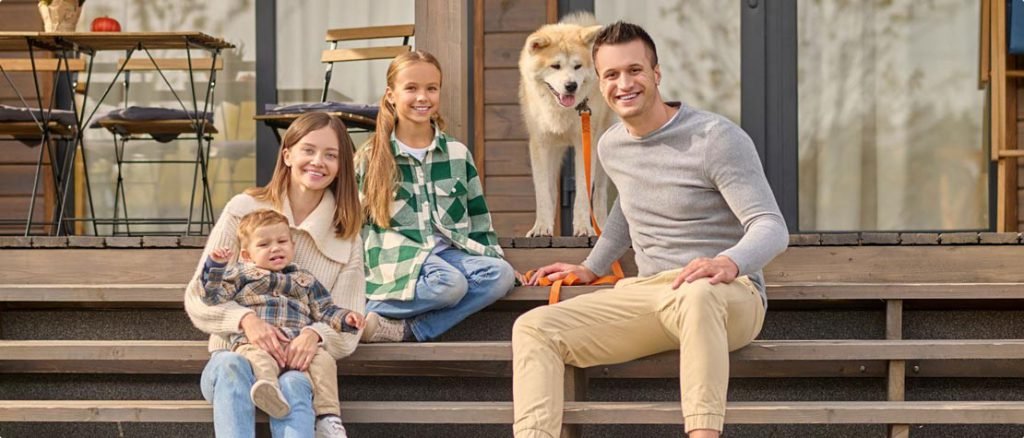 une famille devant la maison