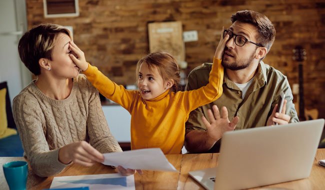 fille avec ses parents